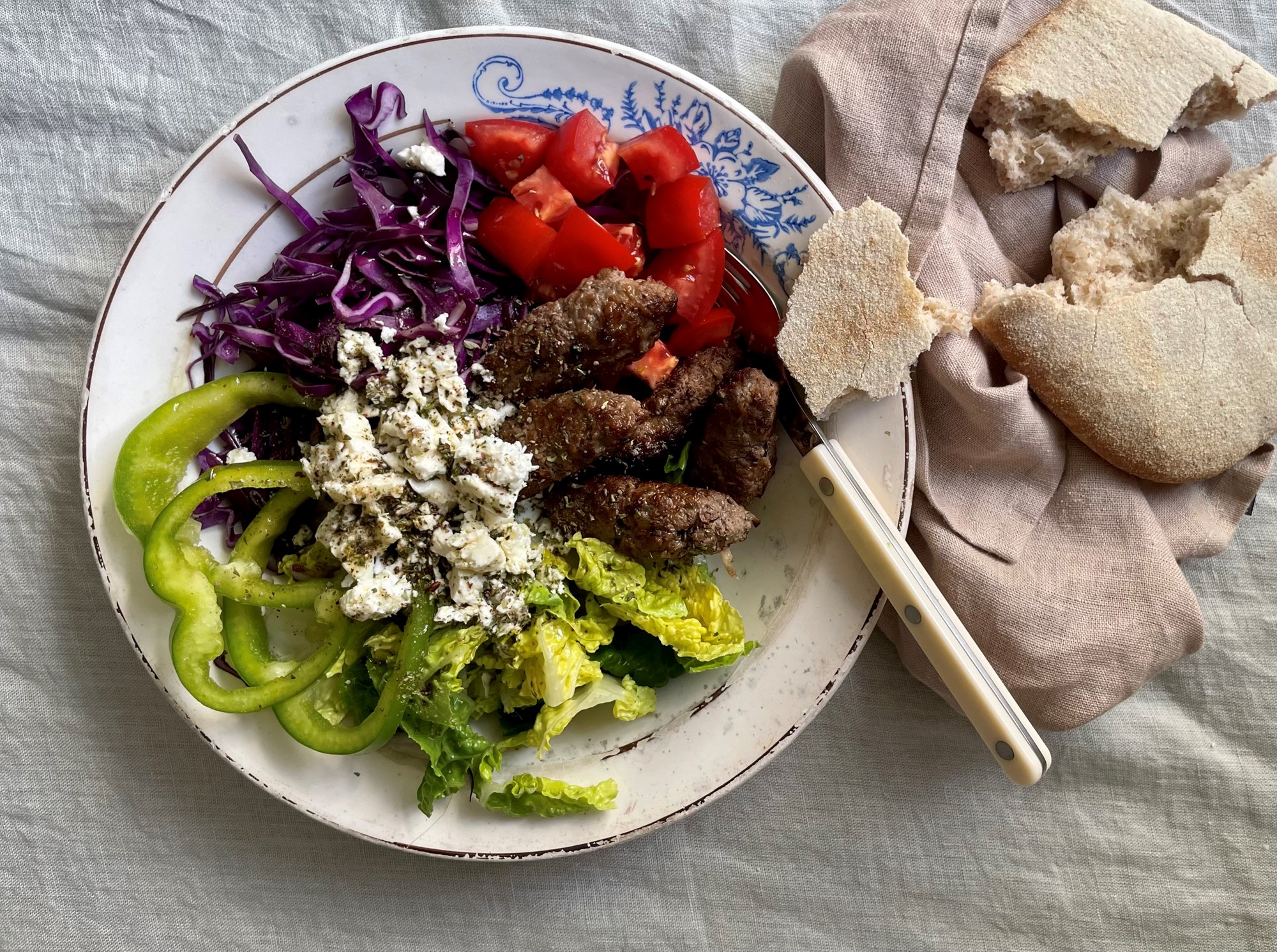 Græsk salat med köfta og græsk salat