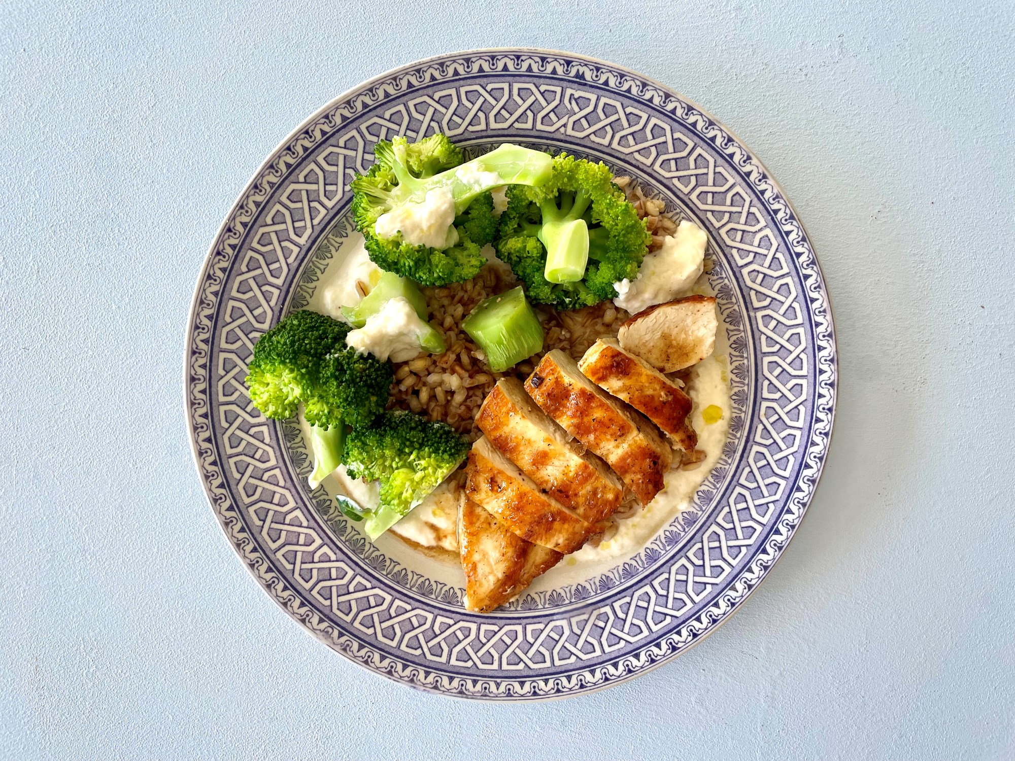Stegt kyllingebryst med broccoli og cæsardressing