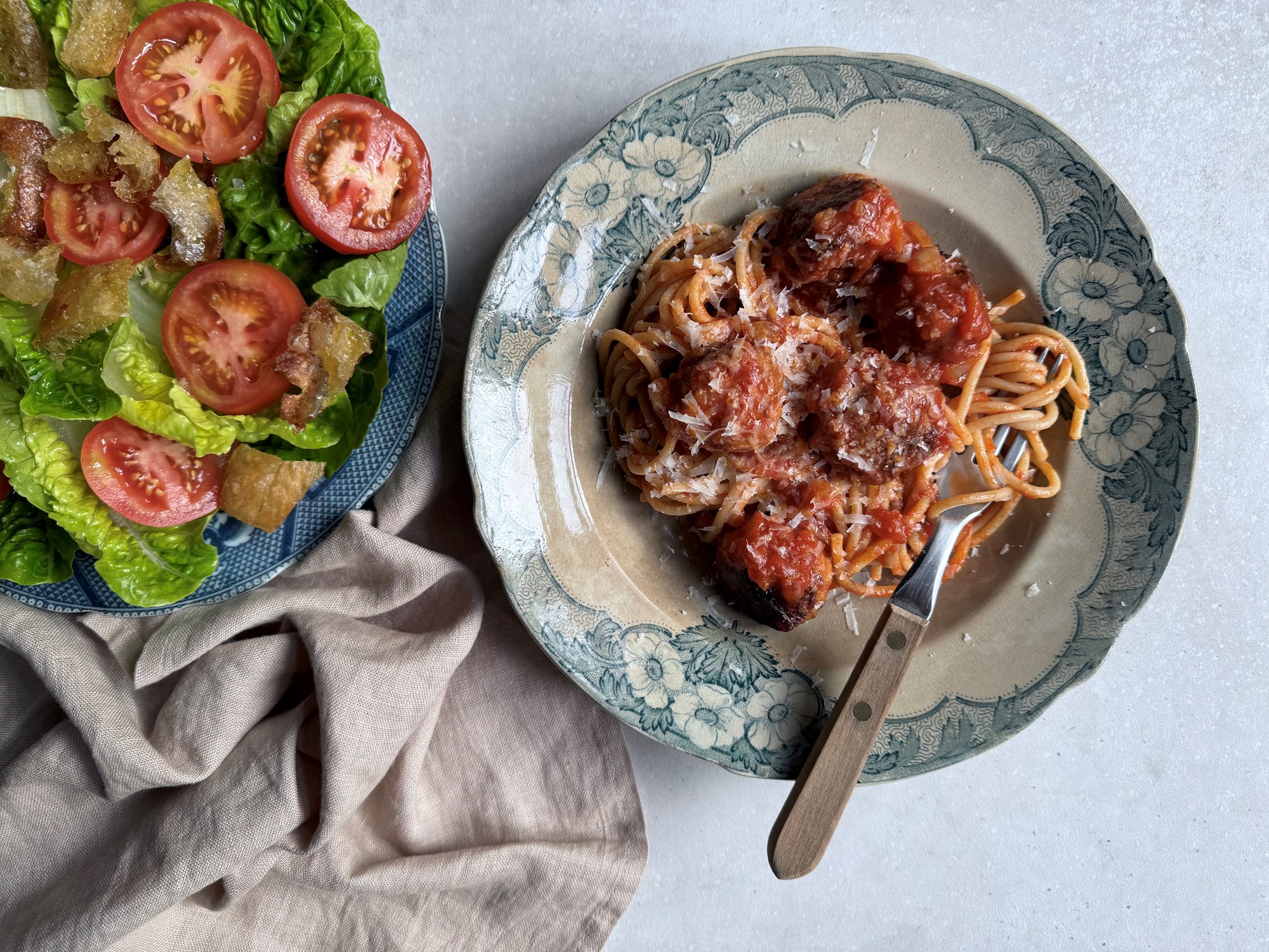 Spaghetti med kødboller og sprød salat med croutoner
