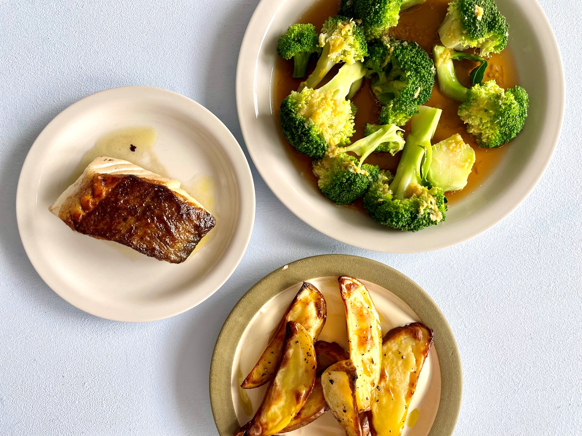Stegt torsk med broccolini i ingefærvinaigrette og kartoffelwedges