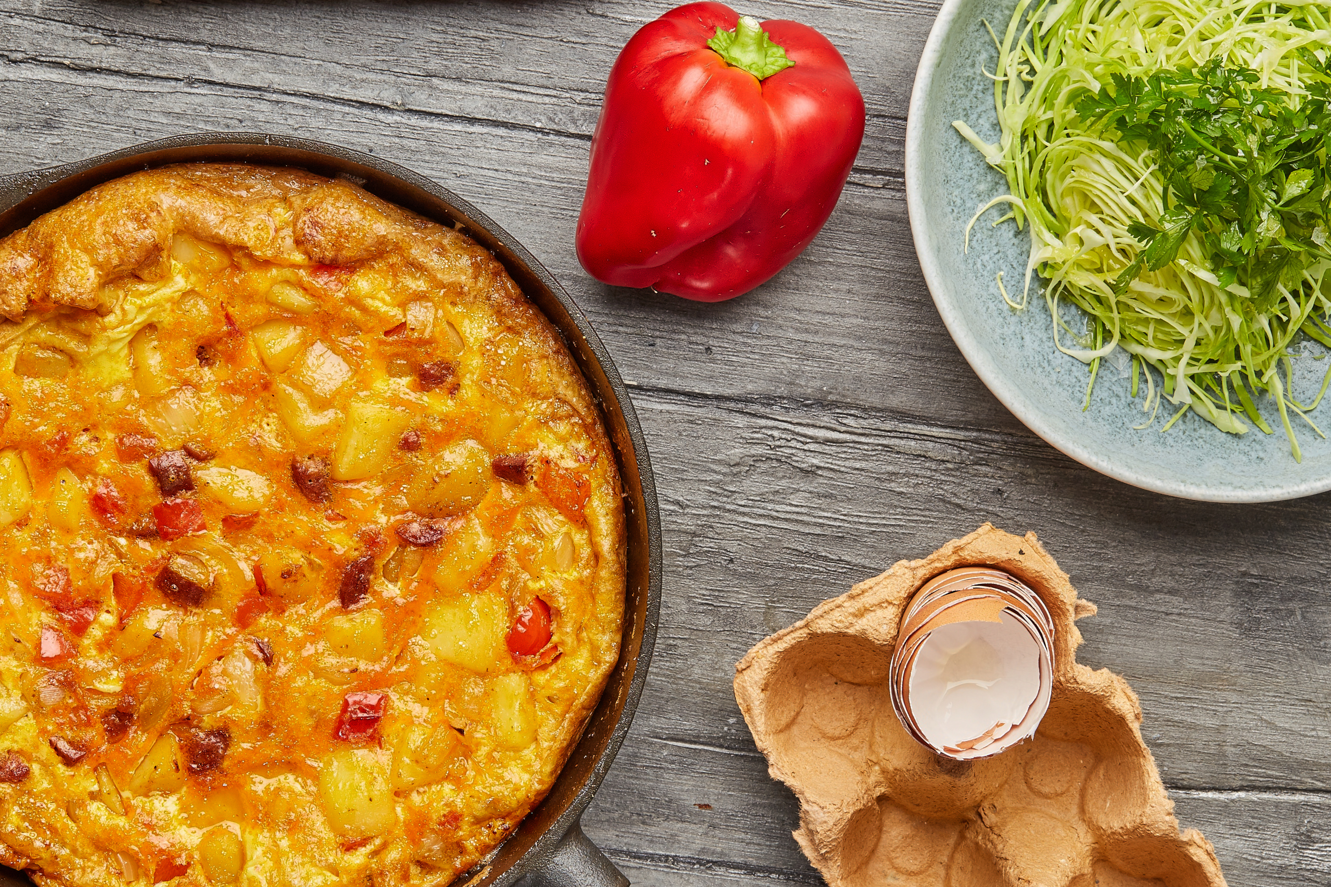 Spansk tortilla de patatas med spidskål og persille