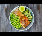 Poké bowl med laks, goma, perlebyg & mukimame