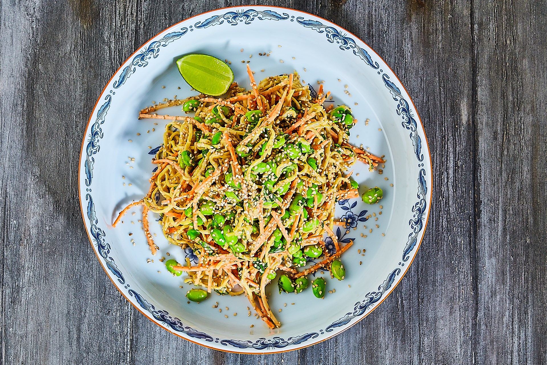 Nudelsalat med Gomasesam dressing og edamamebønner Opskrift fra