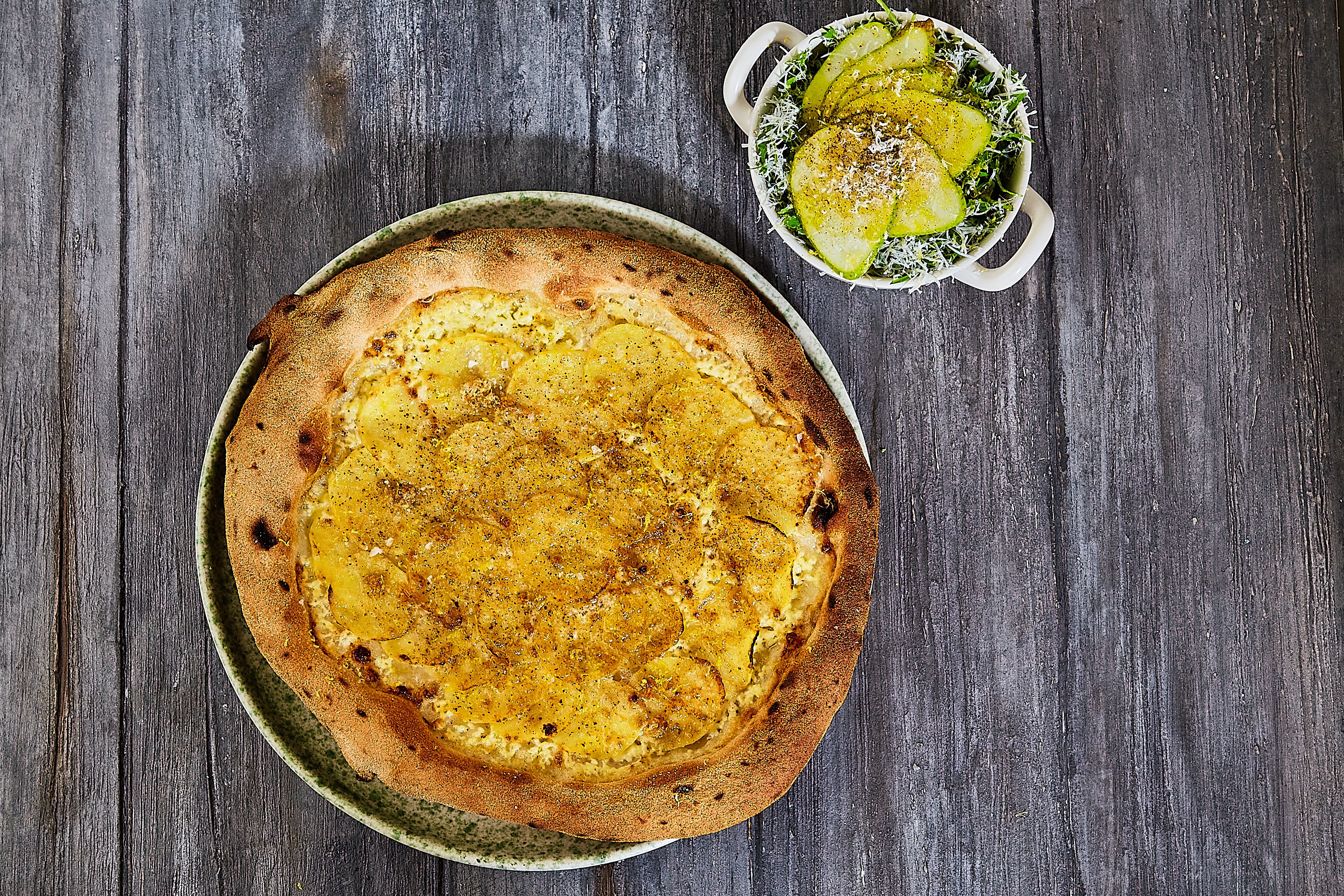 Hvid kartoffelpizza med pære &amp; hjertesalat - Opskrift fra Skagenfood.dk